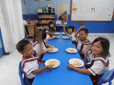 Monev Kediri : Makanan terjamin kebersihannya, diolah dengan penuh dedikasi, dan aman dimakan.